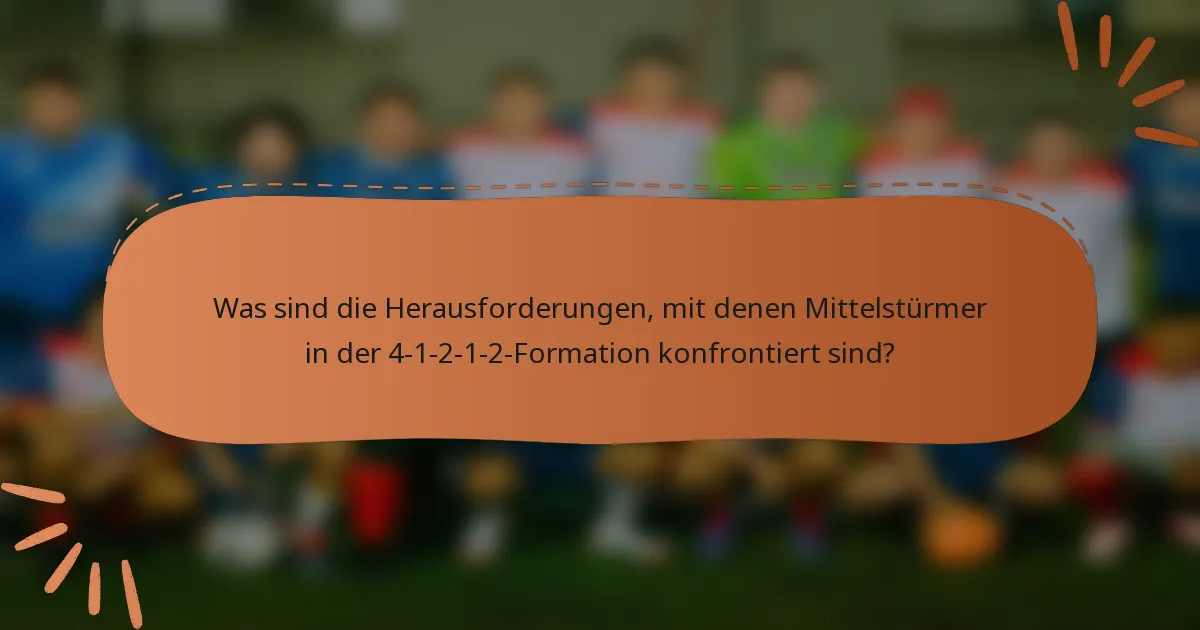 Was sind die Herausforderungen, mit denen Mittelstürmer in der 4-1-2-1-2-Formation konfrontiert sind?